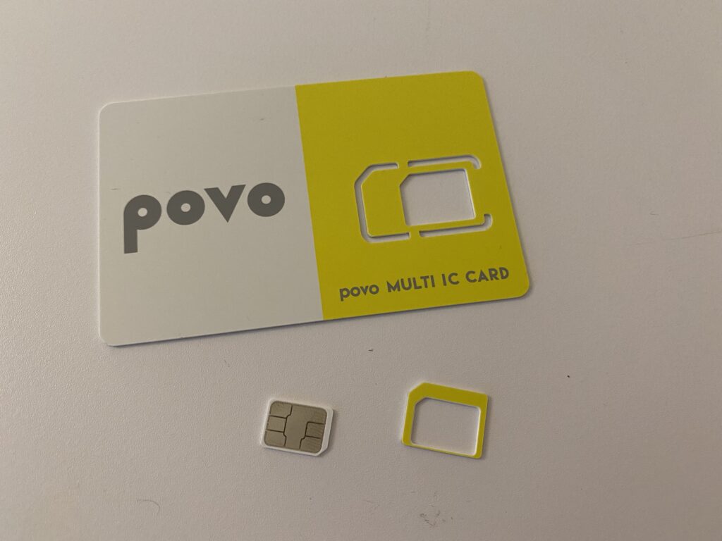 povo 2.0のSIMカードを分解しnano SIMカードにした後の写真